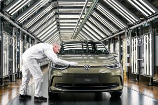 Les nouvelles immatriculations de véhicules purement électriques, à l'image de la VW ID.3, ont augmenté de 170,7% par rapport au même mois de l'année dernière (archives).